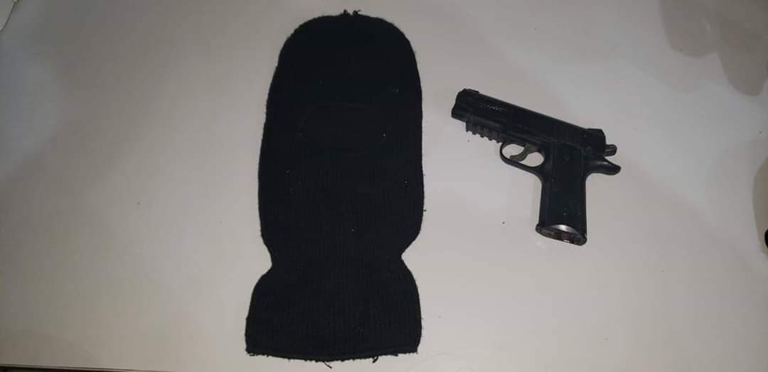 Bandidos usaram um gorro e uma arma de brinquedo para cometer os crimes 