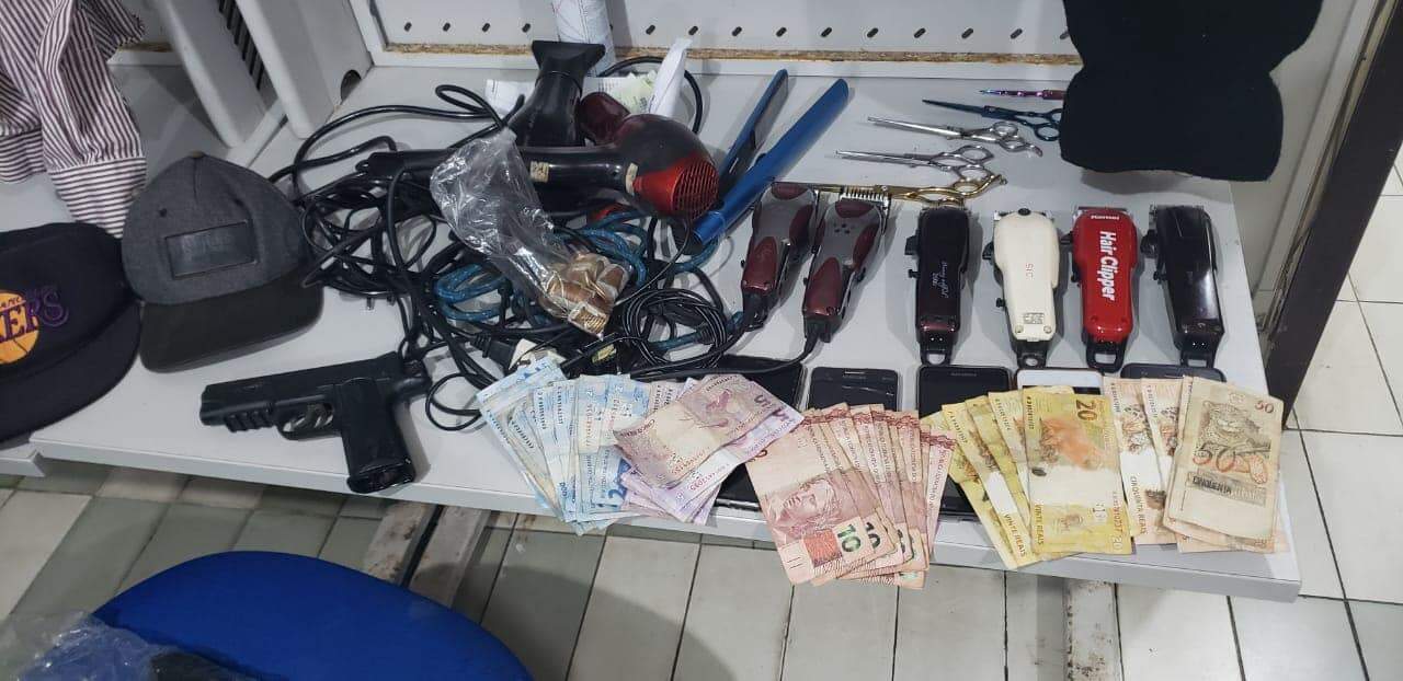 Objetos roubados, dinheiro e réplica de uma arma foram encontrados 