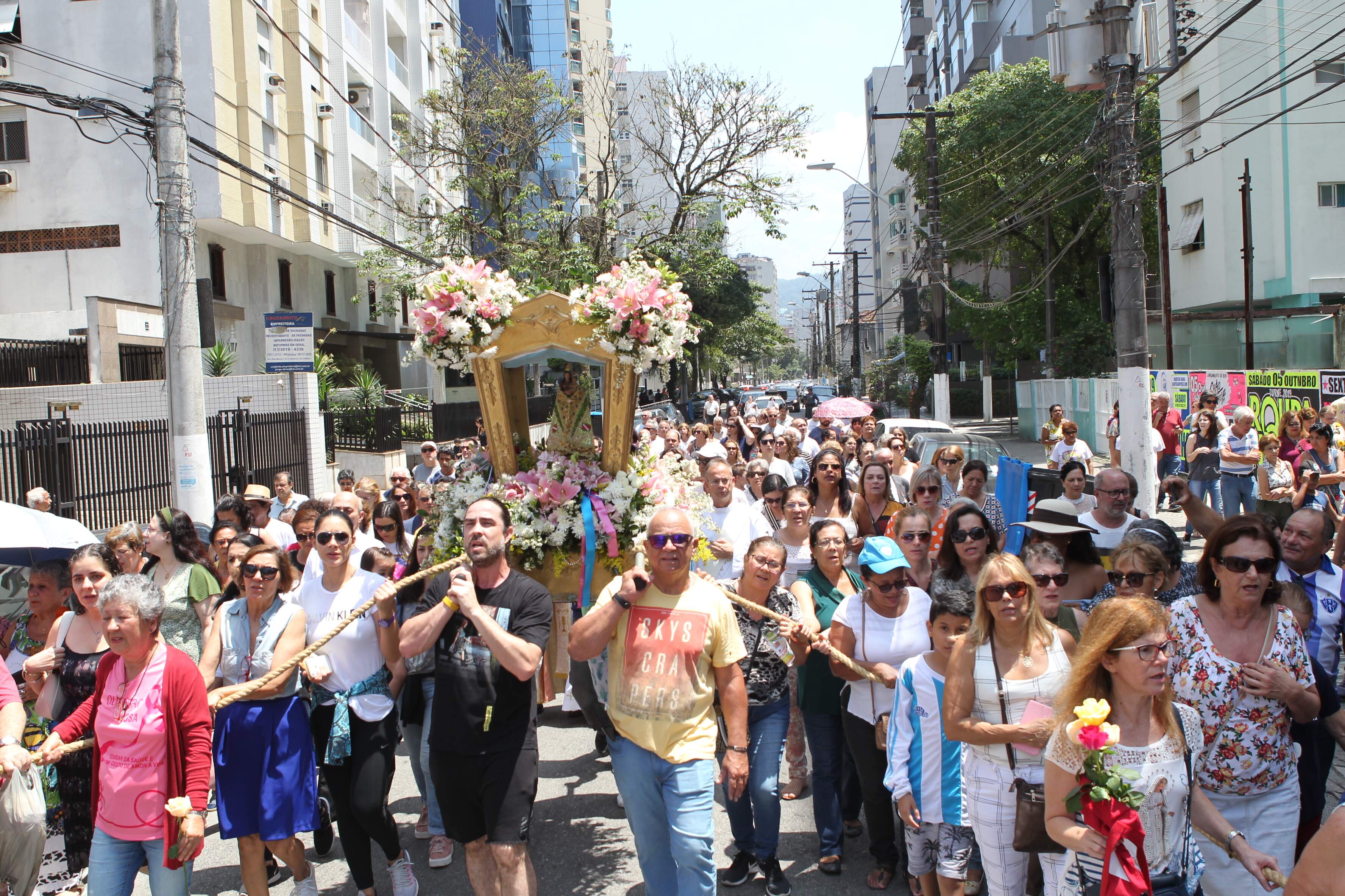 Festejos incluíram procissão com imagens da santa, que percorreu ruas do bairro Pompeia, em Santos