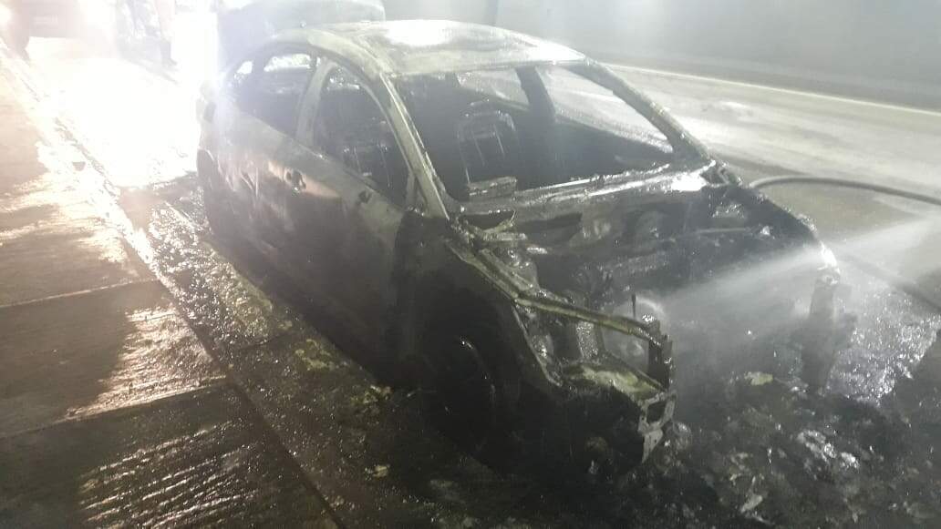 Veículo ficou destruído após ser consumido pelas chamas 