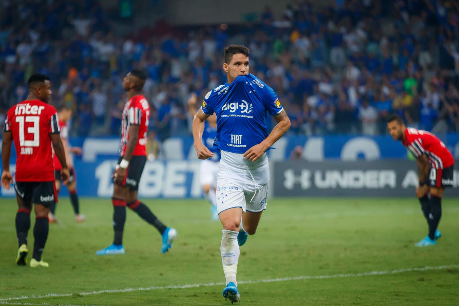 Thiago Neves marcou o gol que deu a primeira vitória ao Cruzeiro com Abel Braga