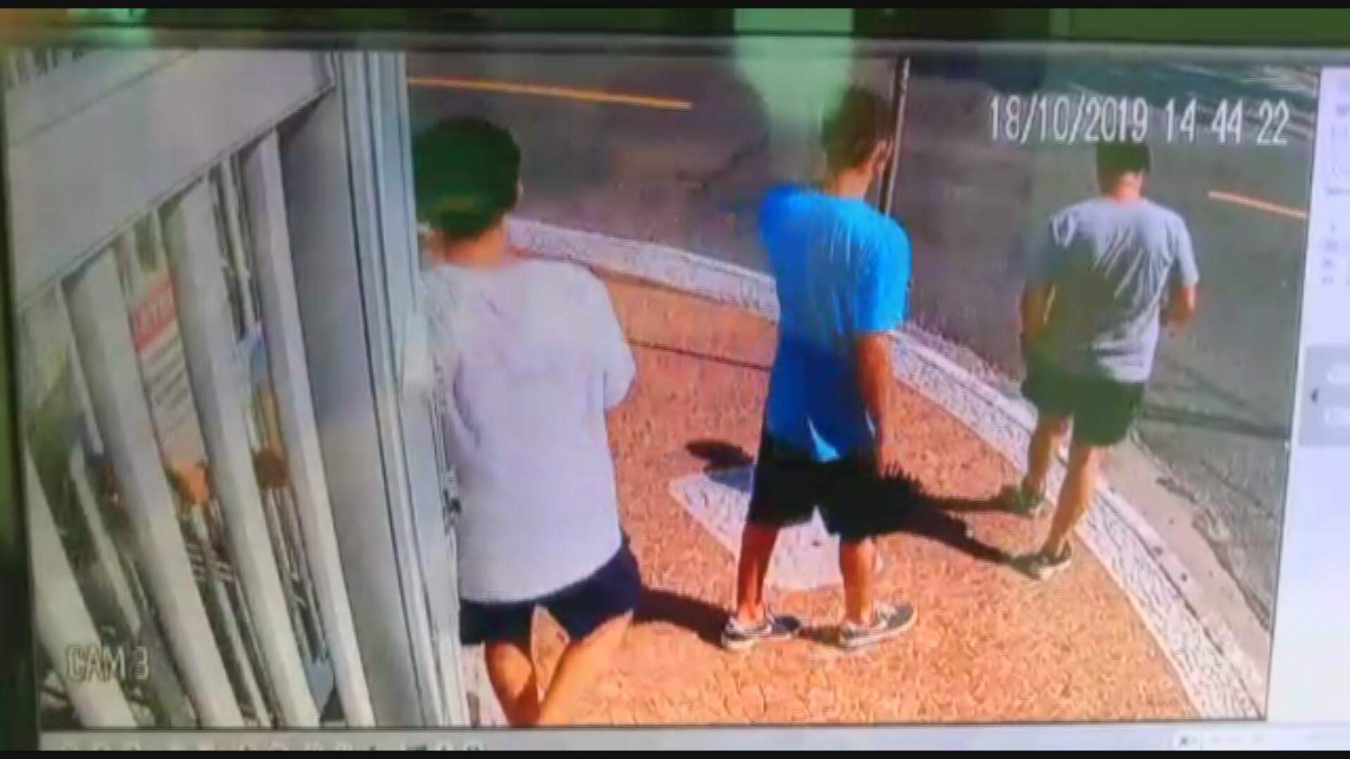 Os três rapazes entram e saem tranquilamente do prédio sem serem percebidos 