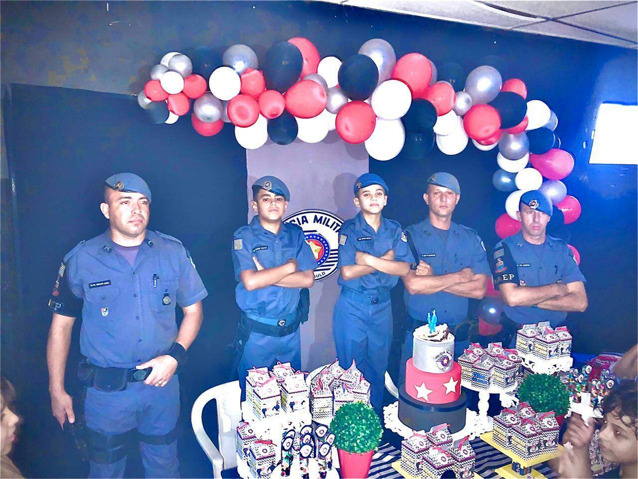 Policiais do Baep participaram do parabéns em festa de aniversário dos garotos Renzo e Vitor