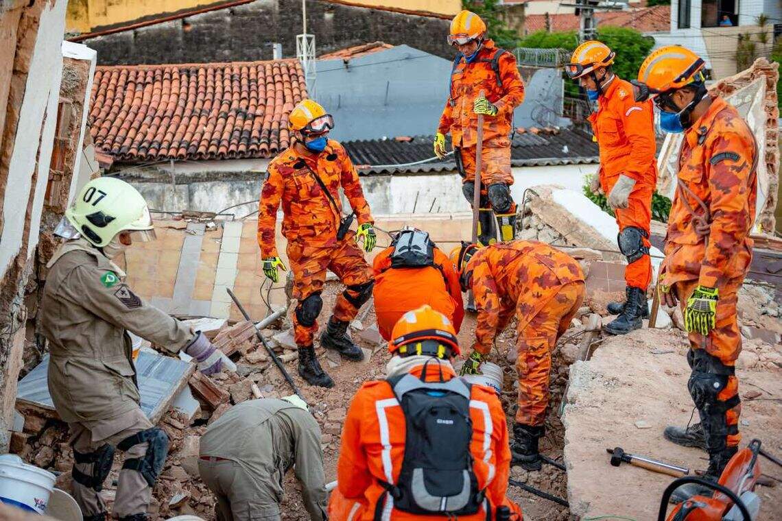 Corpo de Bombeiros prossegue com os trabalhos de busca por vítimas de desabamento do edifício