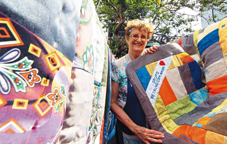Retalho com Amor confecciona cobertores para idosos desde 2009