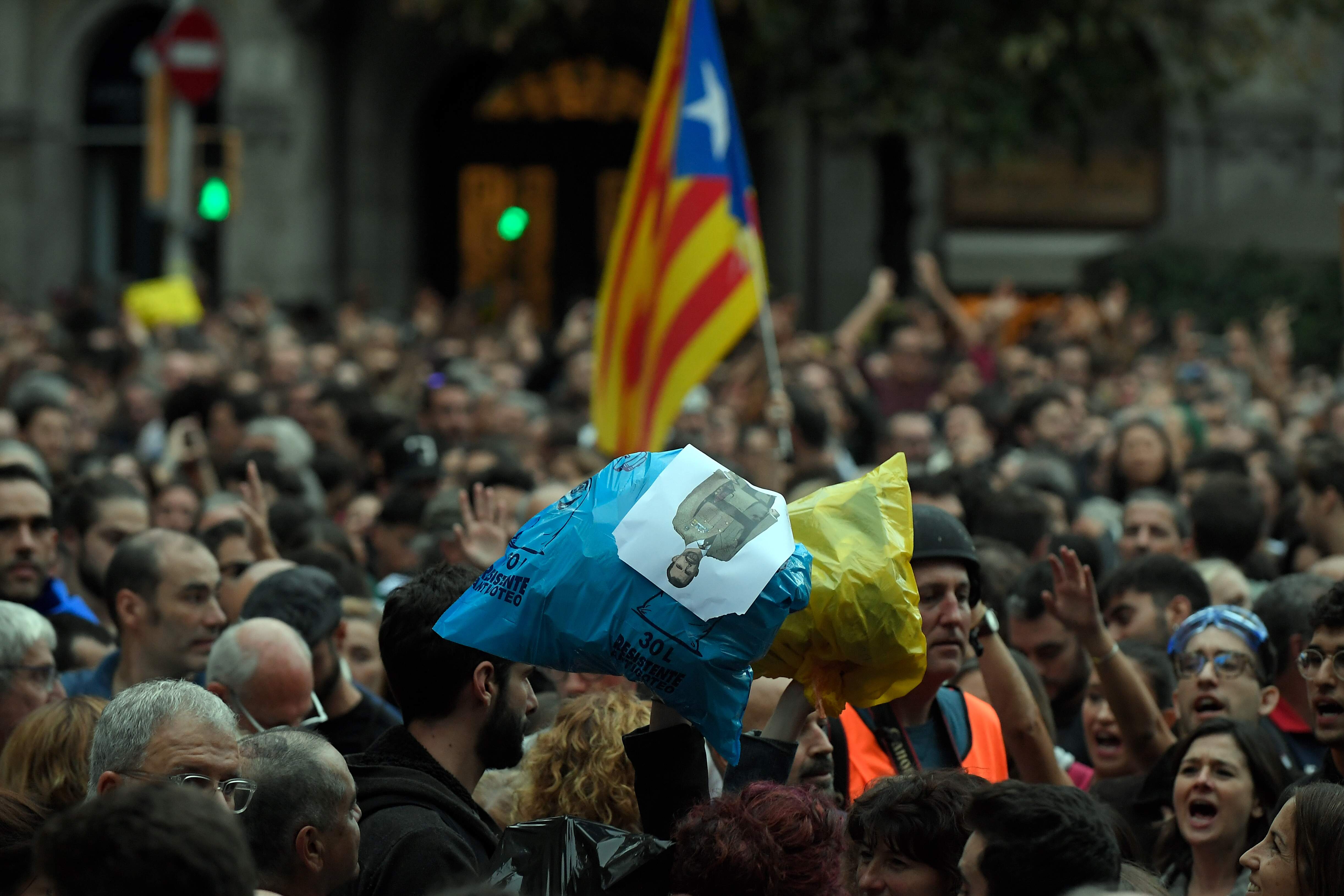 Manifestantes protestam nas ruas de Barcelona