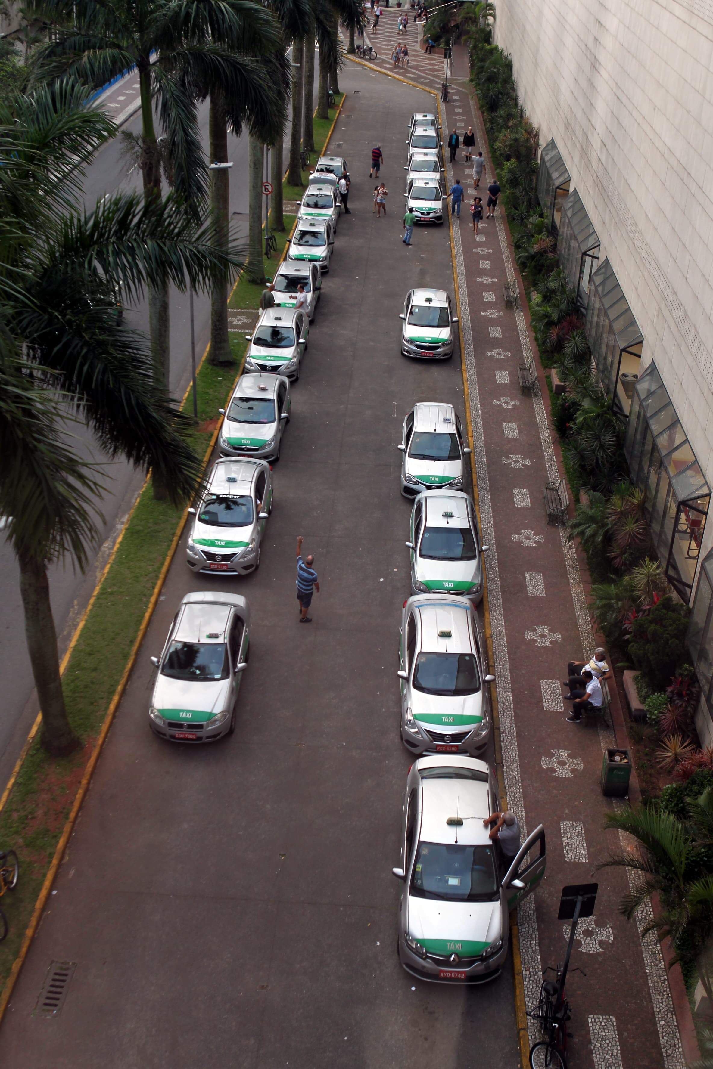Cooperativas, associações e motoristas de táxi investem em medidas 