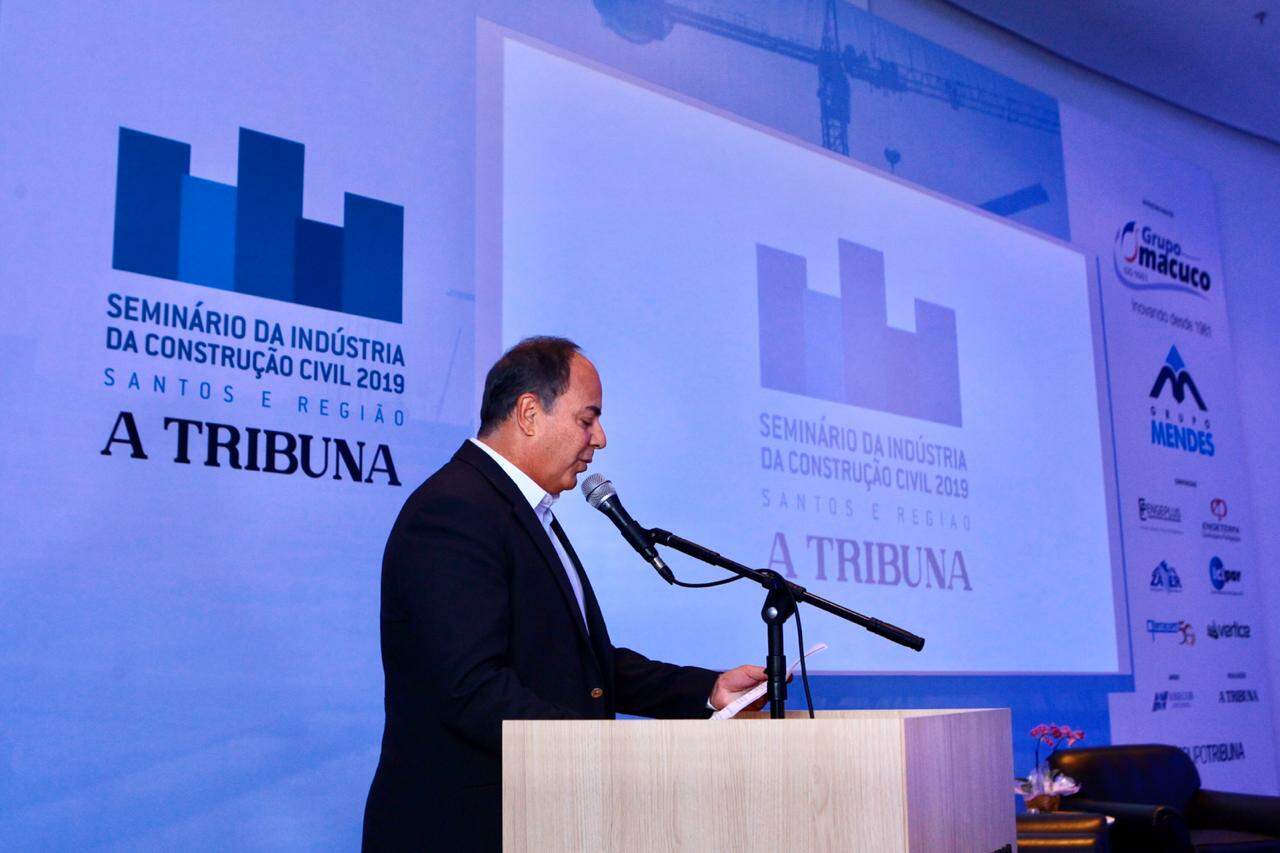 Roberto Clemente Santini, diretor-presidente da TV Tribuna e presidente da Associação Comercial de Santos, fez o discurso de abertura 