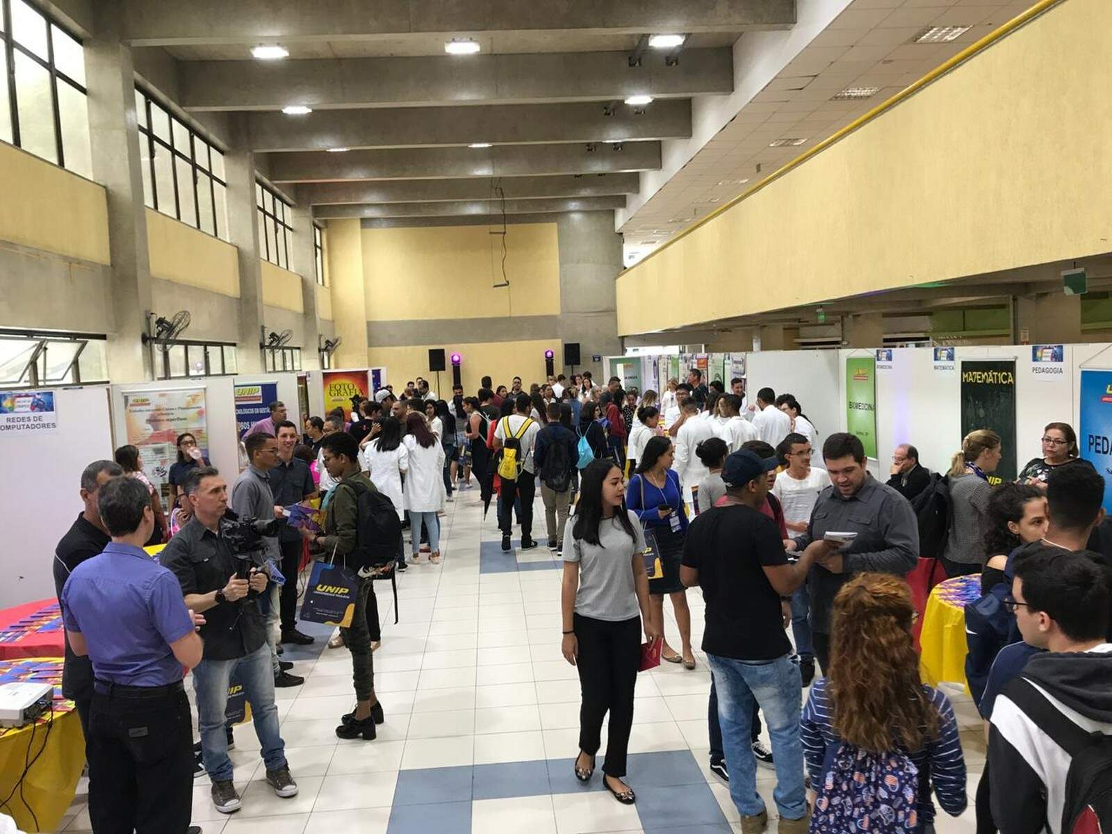 Diversos estudantes participaram do evento ‘Um Dia no Campus' na UNIP de Santos