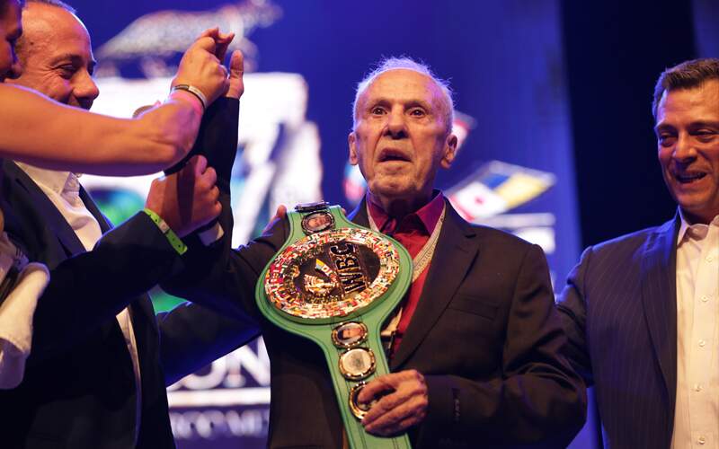 Eder Jofre recebeu terceiro cinturão em evento do Conselho Mundial de Boxe no México