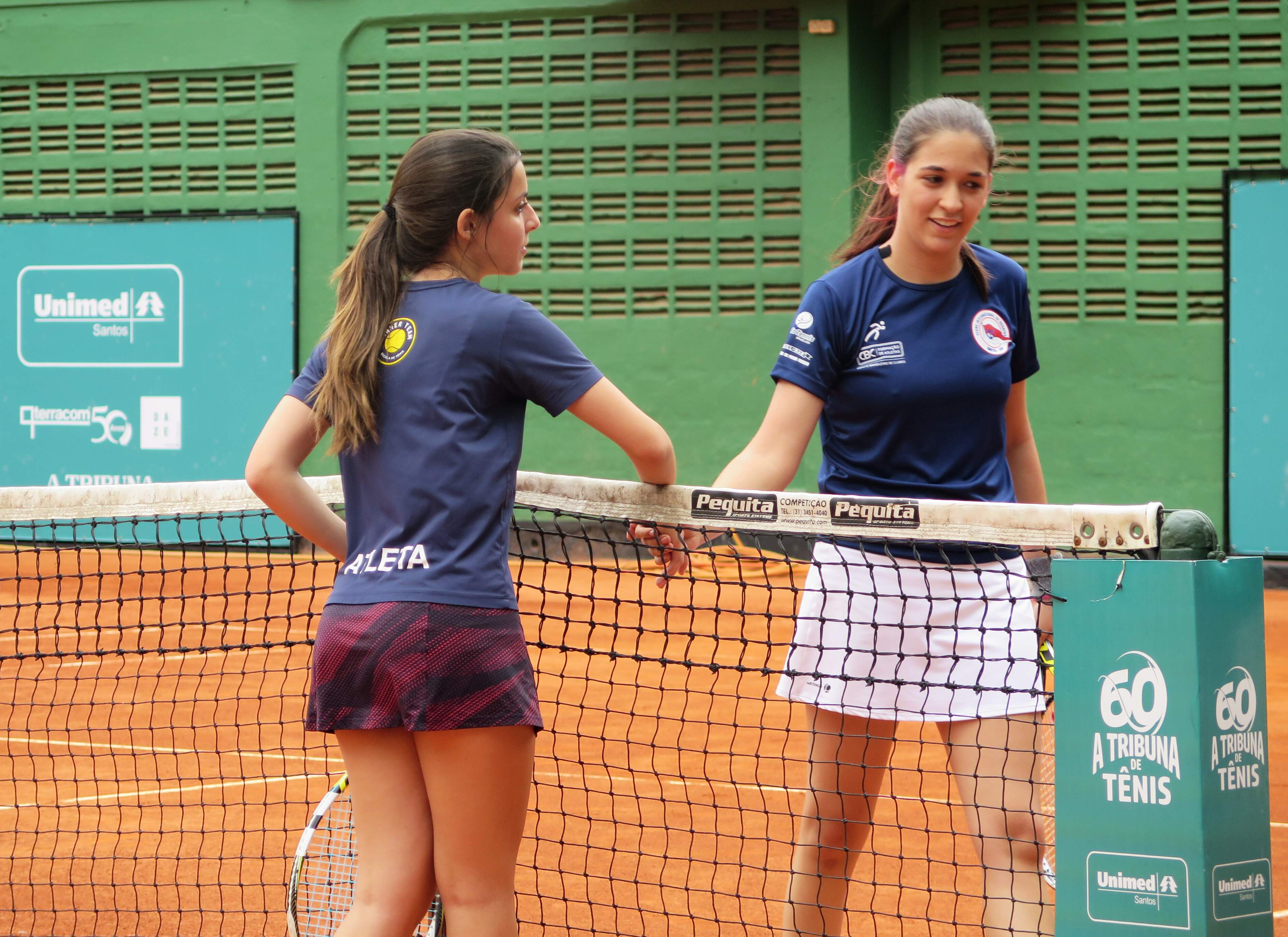 Sofia Ribeiro e Maria Rocha se cumprimentam após o jogo 