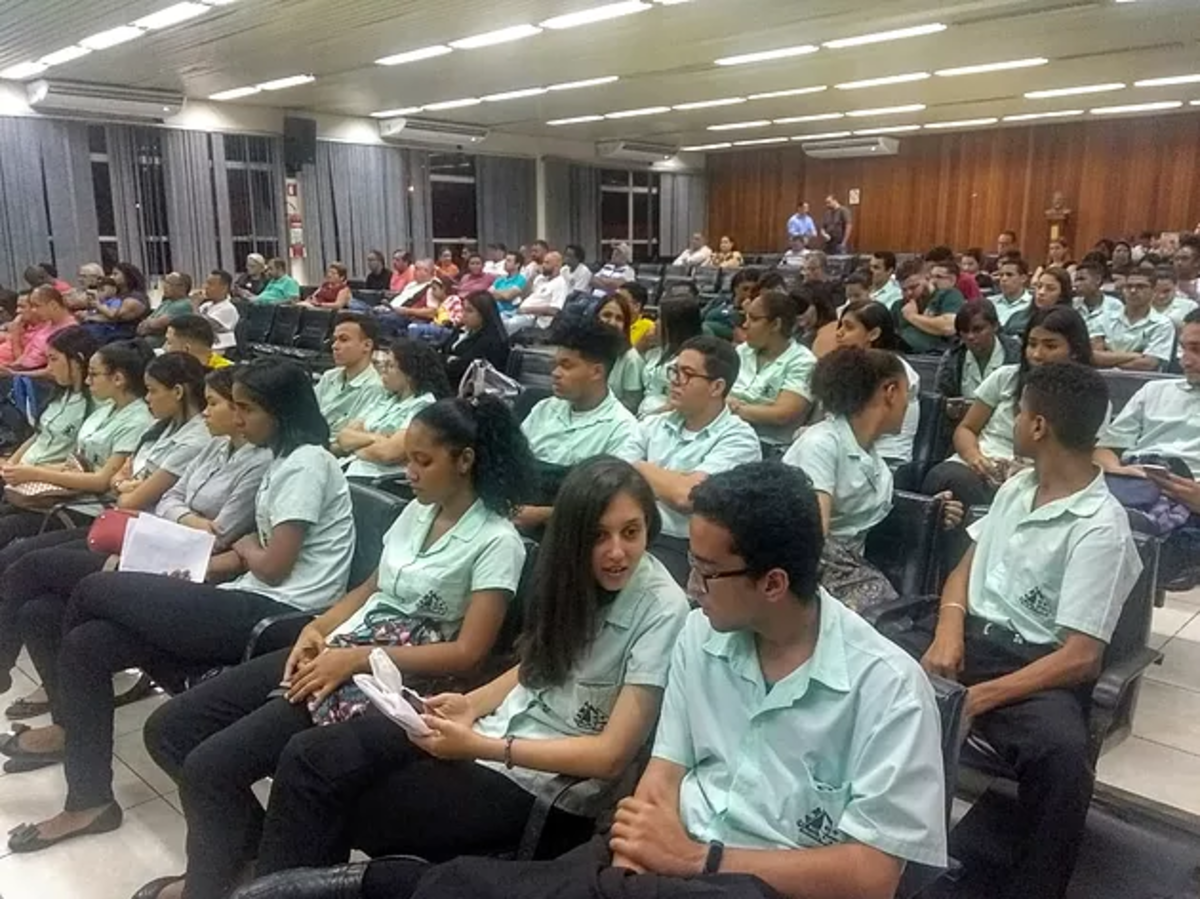 Jovens estiveram na sessão da Câmara de São Vicente para pedir apoio dos vereadores
