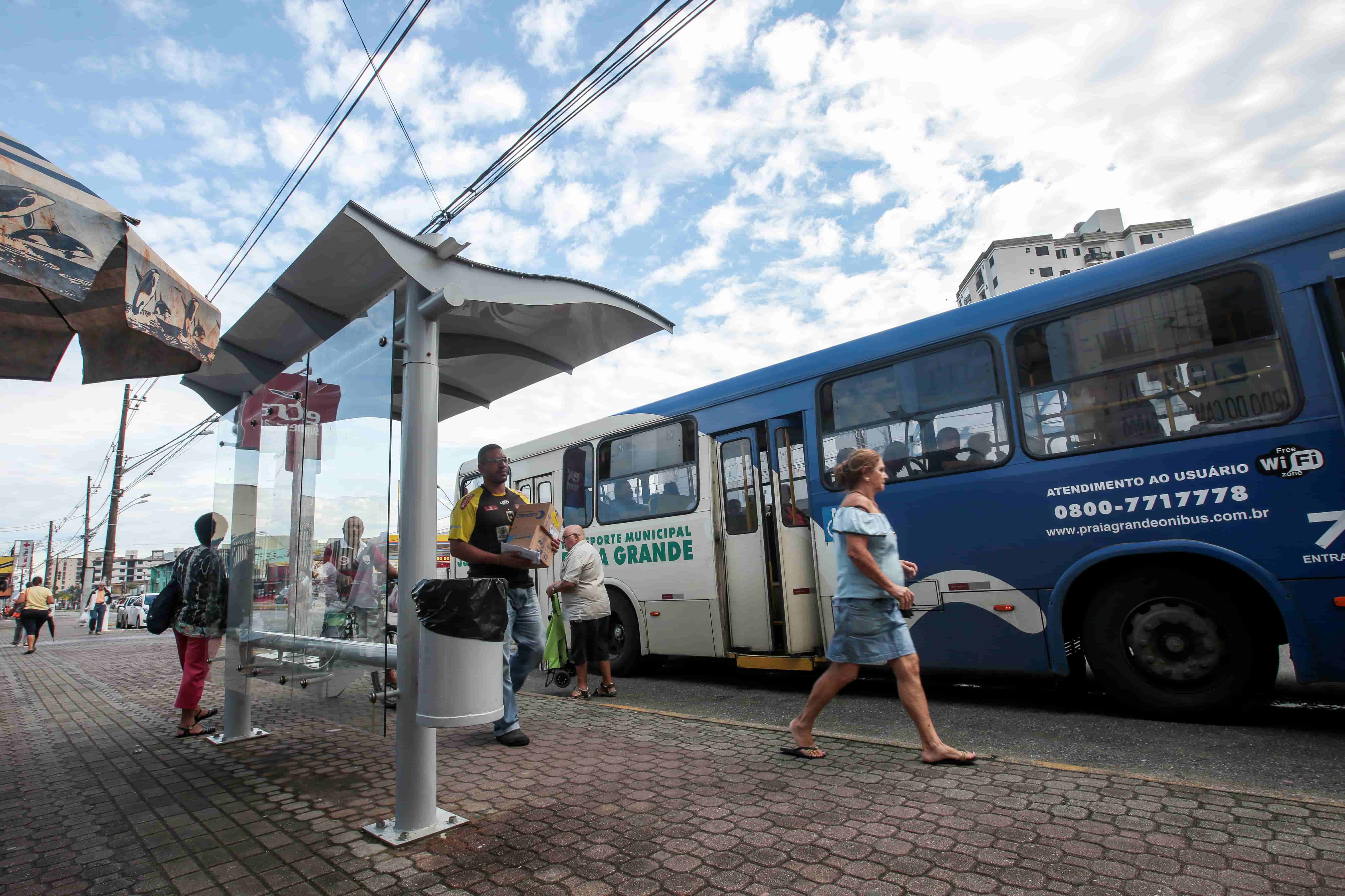 Pontos de ônibus de Praia Grande passam por reforma