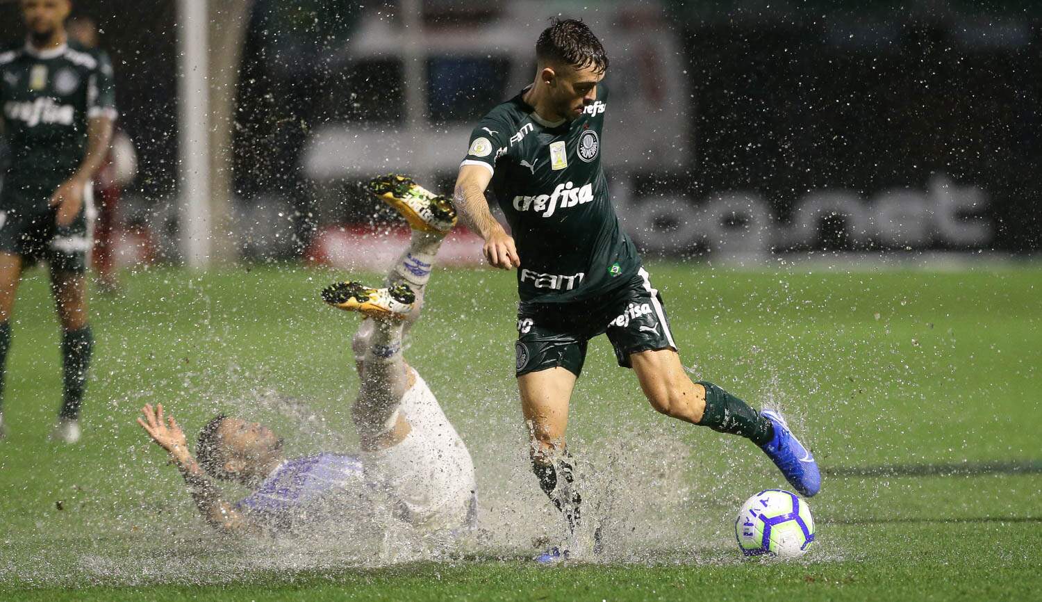 Forte aguaceiro deixou o campo impraticável no duelo entre Avaí e Palmeiras