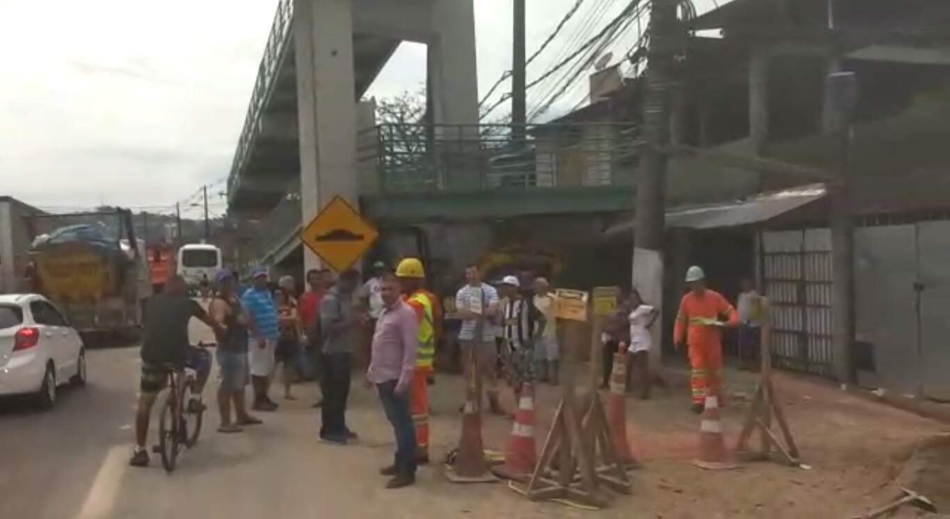 Moradores se reúnem ao lado de obra na travessa Vila Nova e aguardam posicionamento dos responsáveis