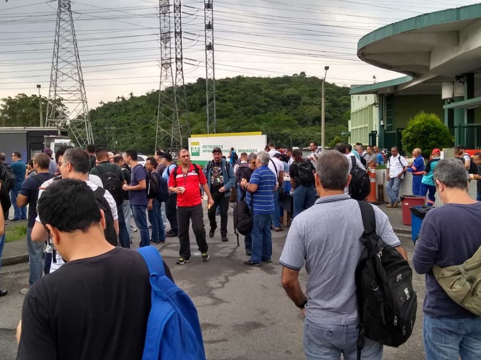 Petroleiros cruzaram os braços em frente a Refinaria na manhã desta segunda-feira (28) 