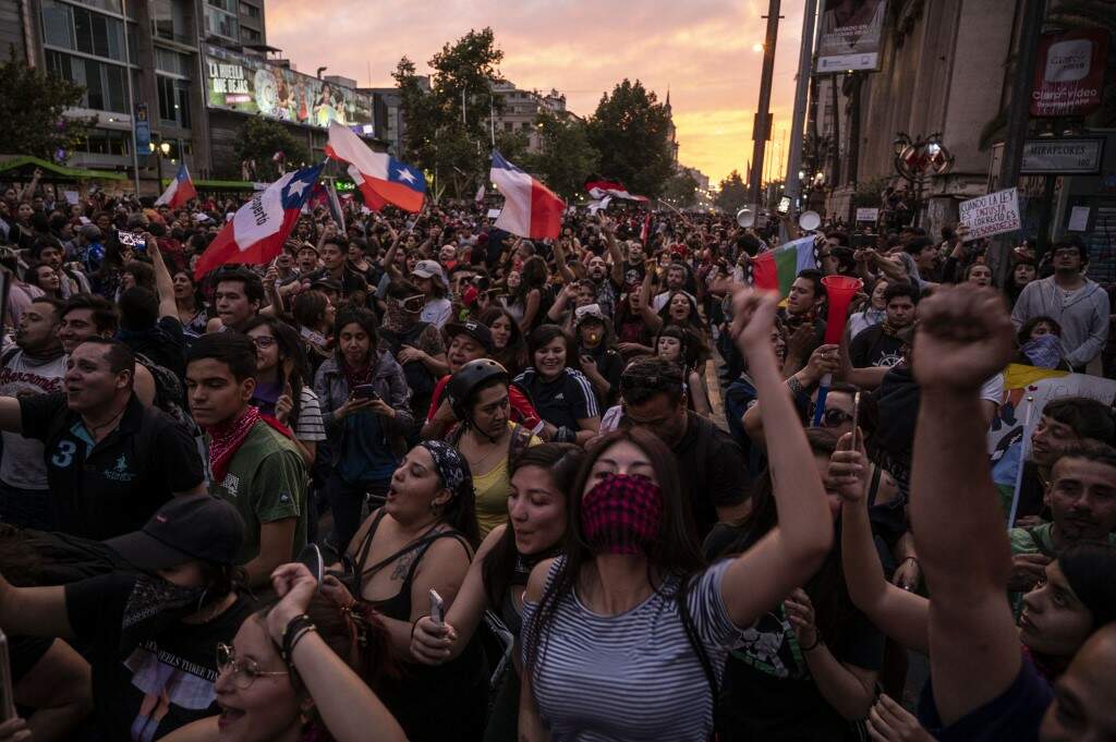 Cidadãos chilenos protestam contra medidas do governo Piñera