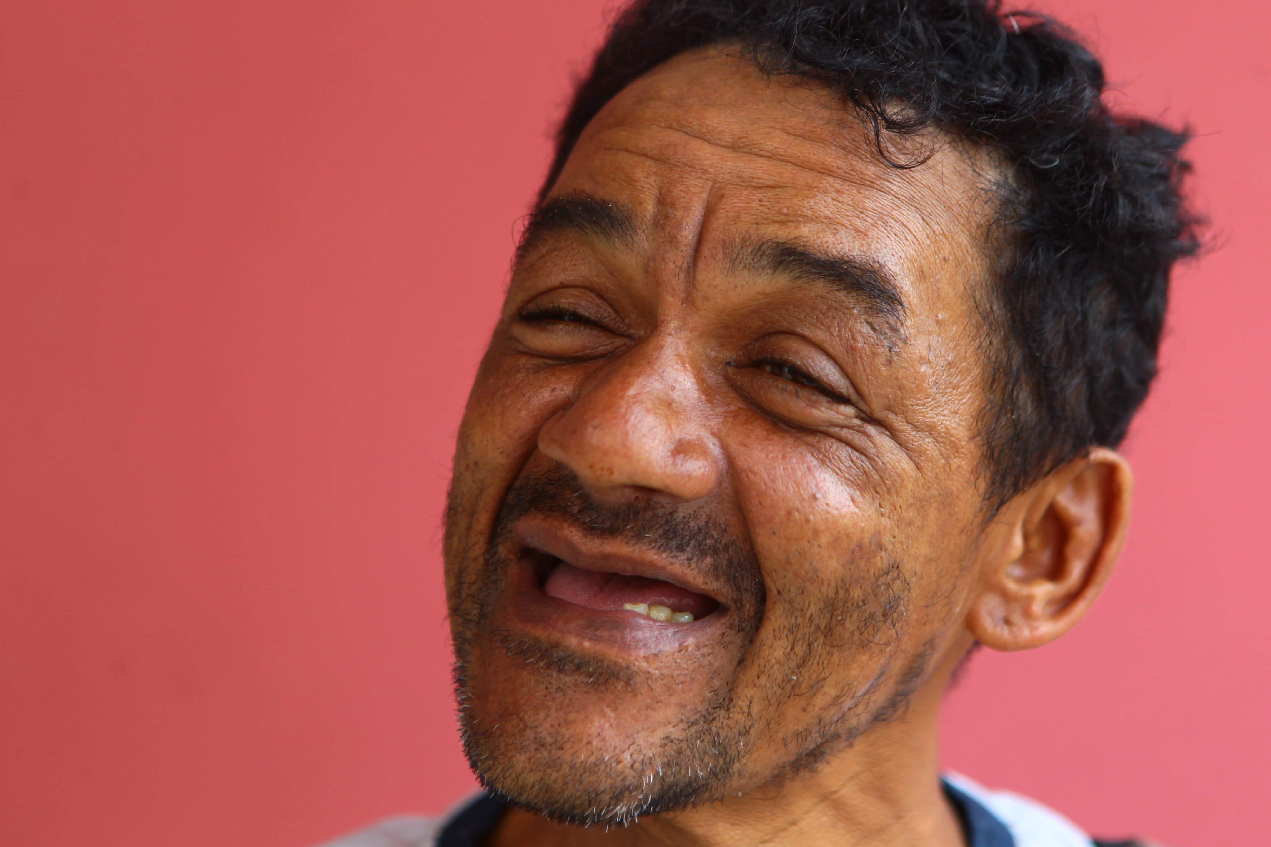 Luiz vive nas ruas de Santos e vende balas para sobreviver