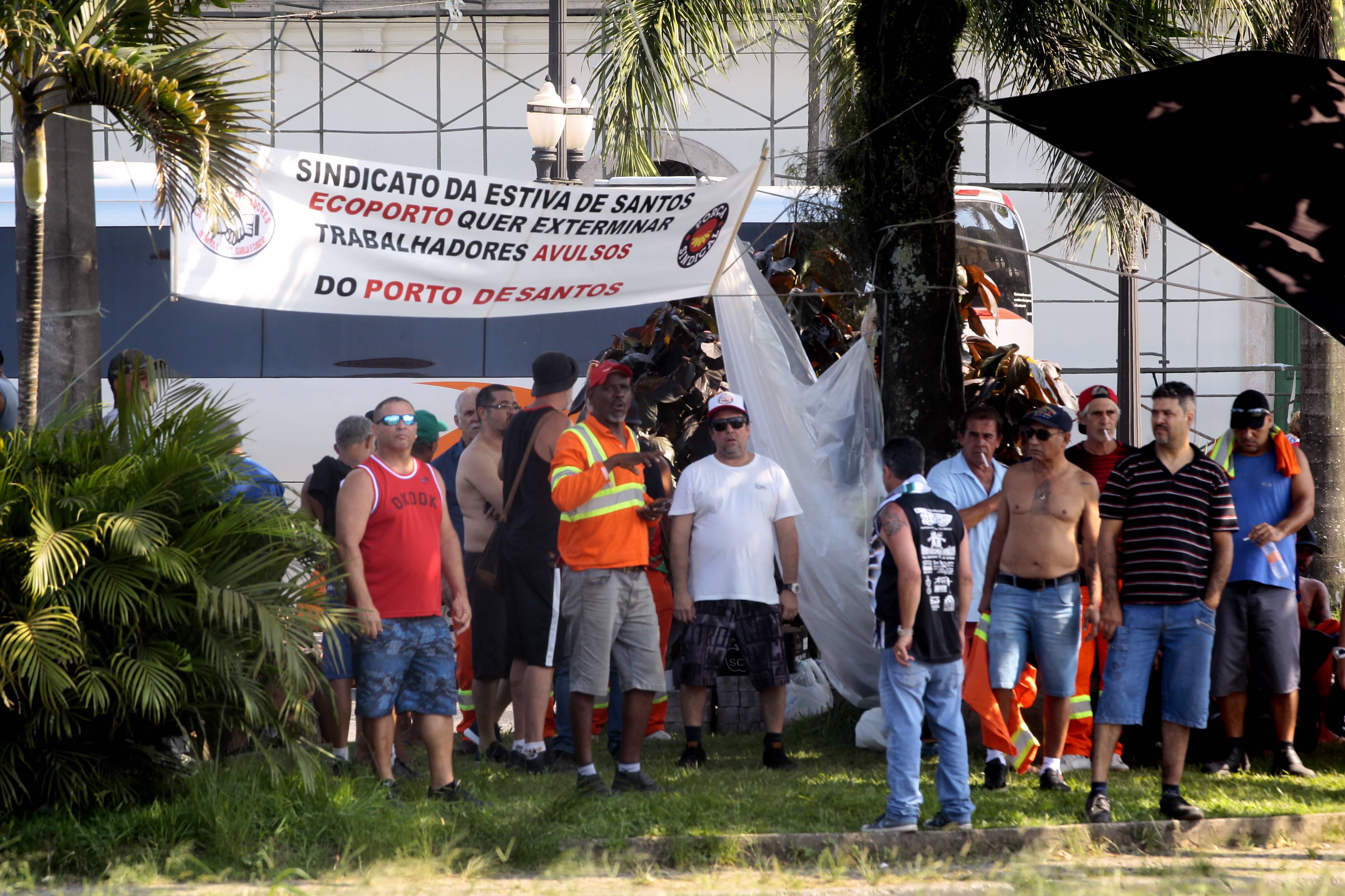 Há mais de uma semana, estivadores do Porto de Santos protestam nas proximidades de terminal