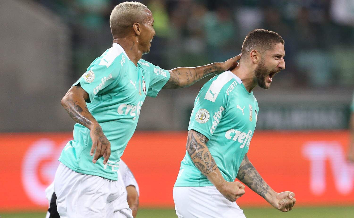 Ainda no primeiro tempo, Zé Raphael marcou o gol da vitória do Palmeiras
