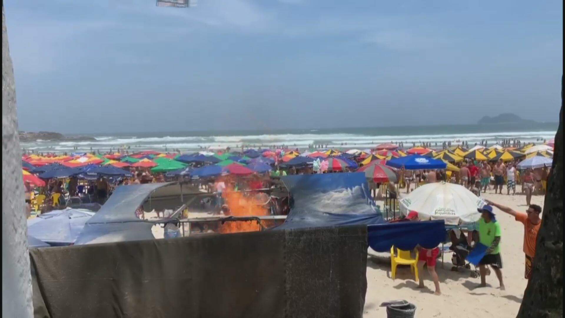 Banhistas se assustaram com fogo em carrinho na praia de Pitangueiras 