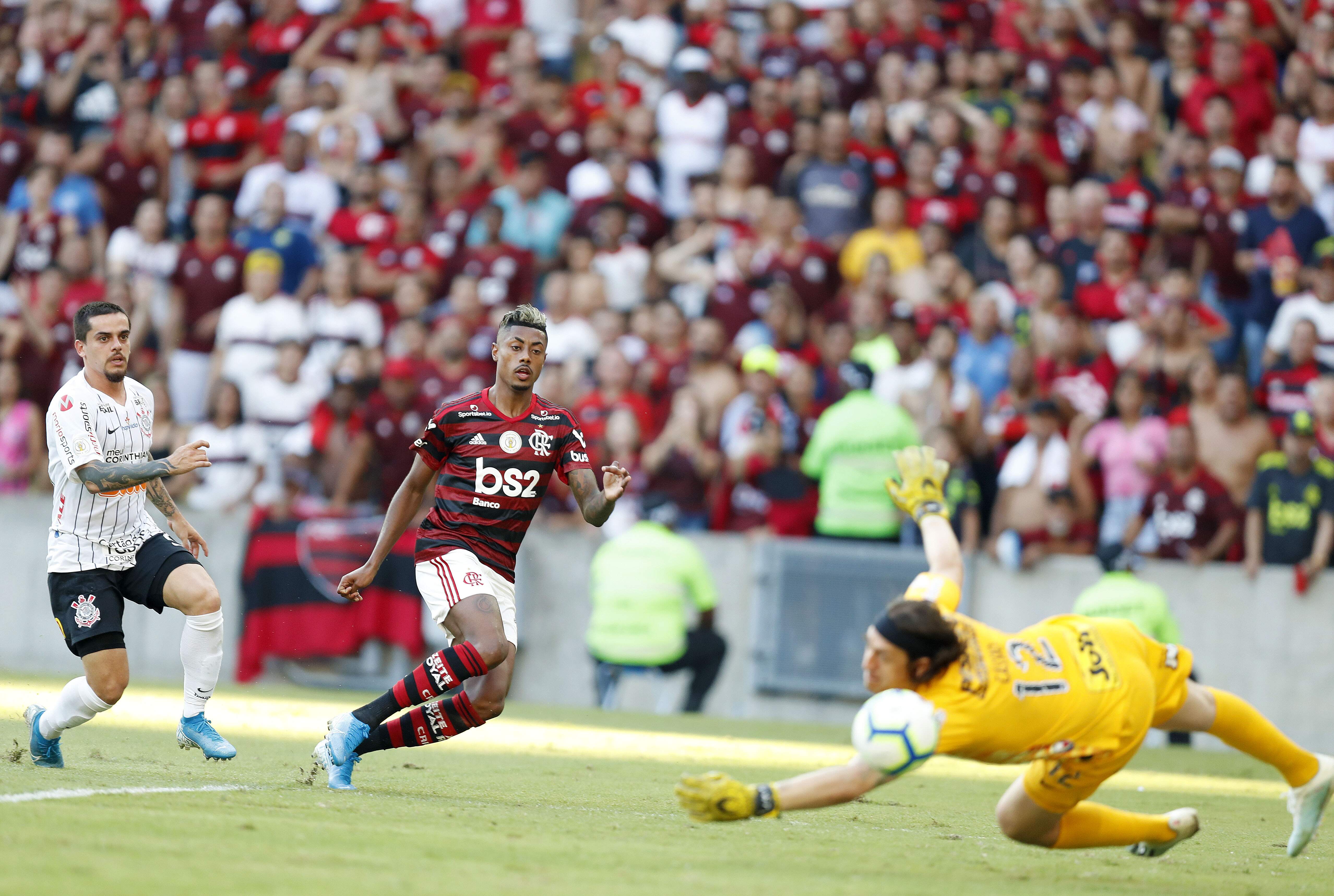 Sem Gabigol, Bruno Henrique chamou a responsabilidade e marcou três dos quatro gols do Flamengo