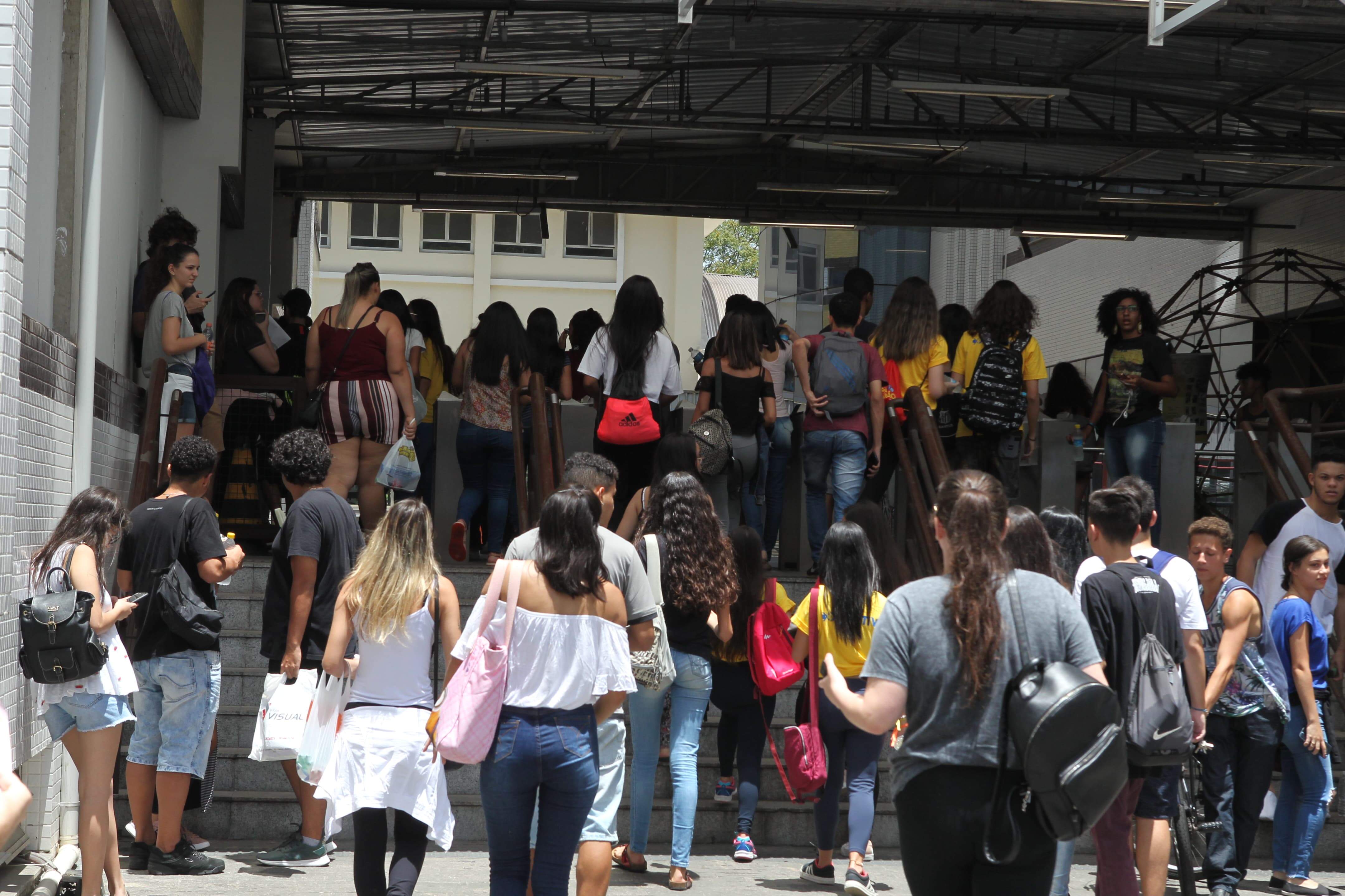 Candidatos entram em local de prova, na Vila Mathias: redação vale 20% da nota geral do exame
