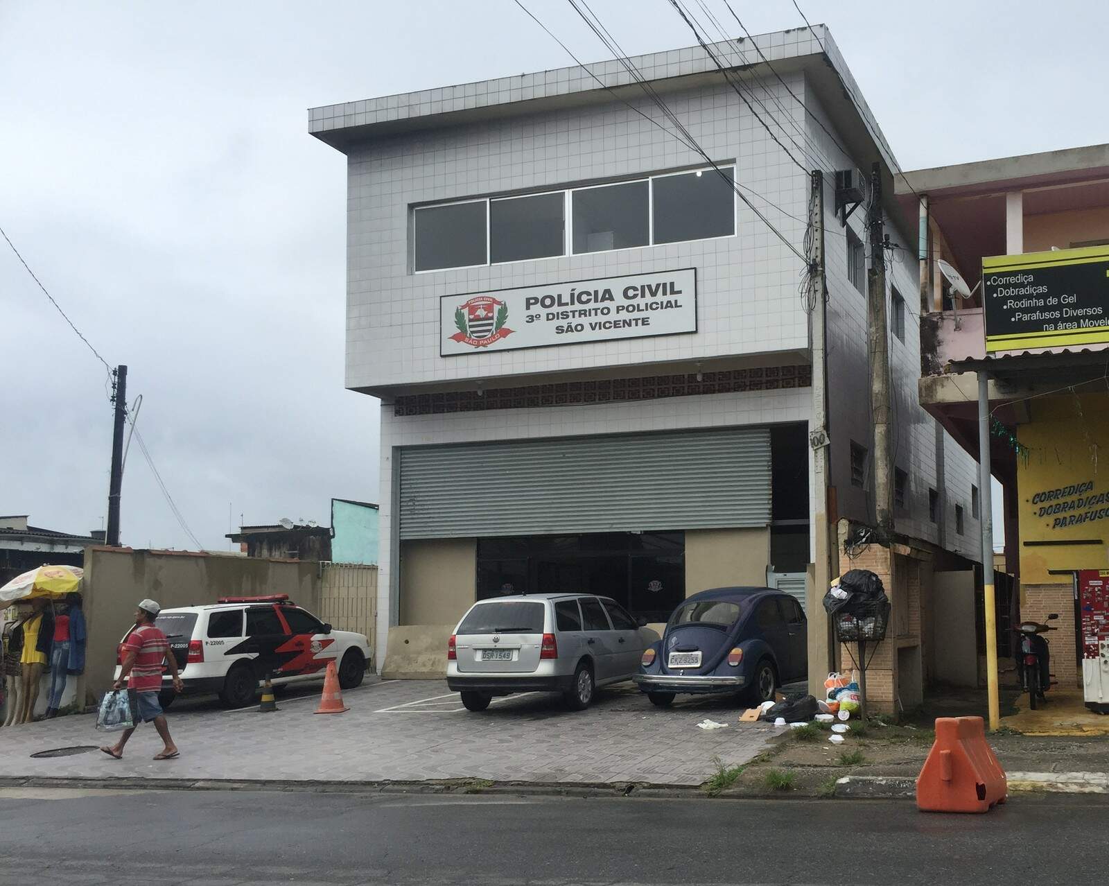 Policiais do 3º DP de São Vicente investigam homem encontrado morto com marca de tiros na Vila Ema