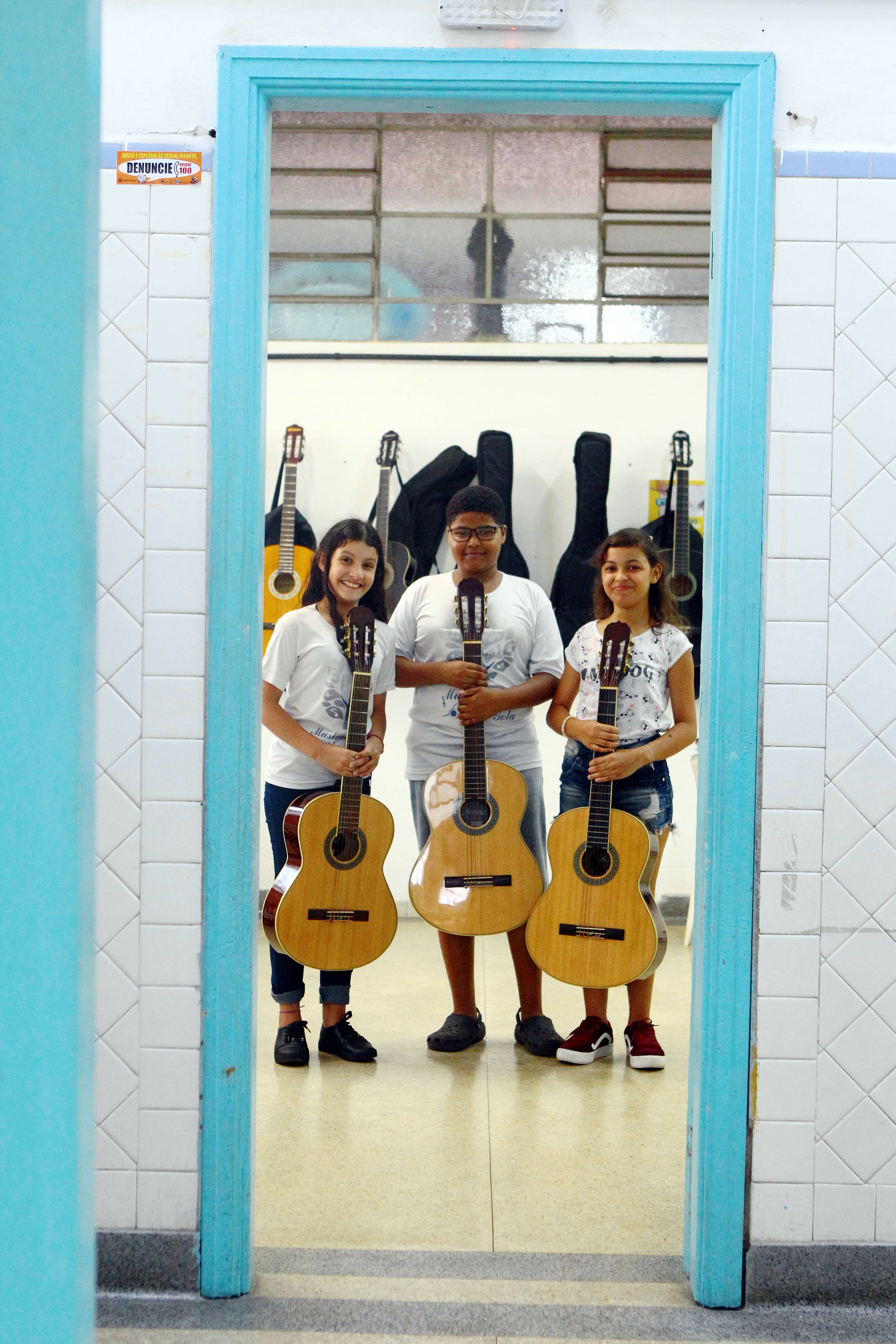 Atividades de violão na Gota têm transformado para melhor a vida de Giovanna, Miguel e Ana Beatriz