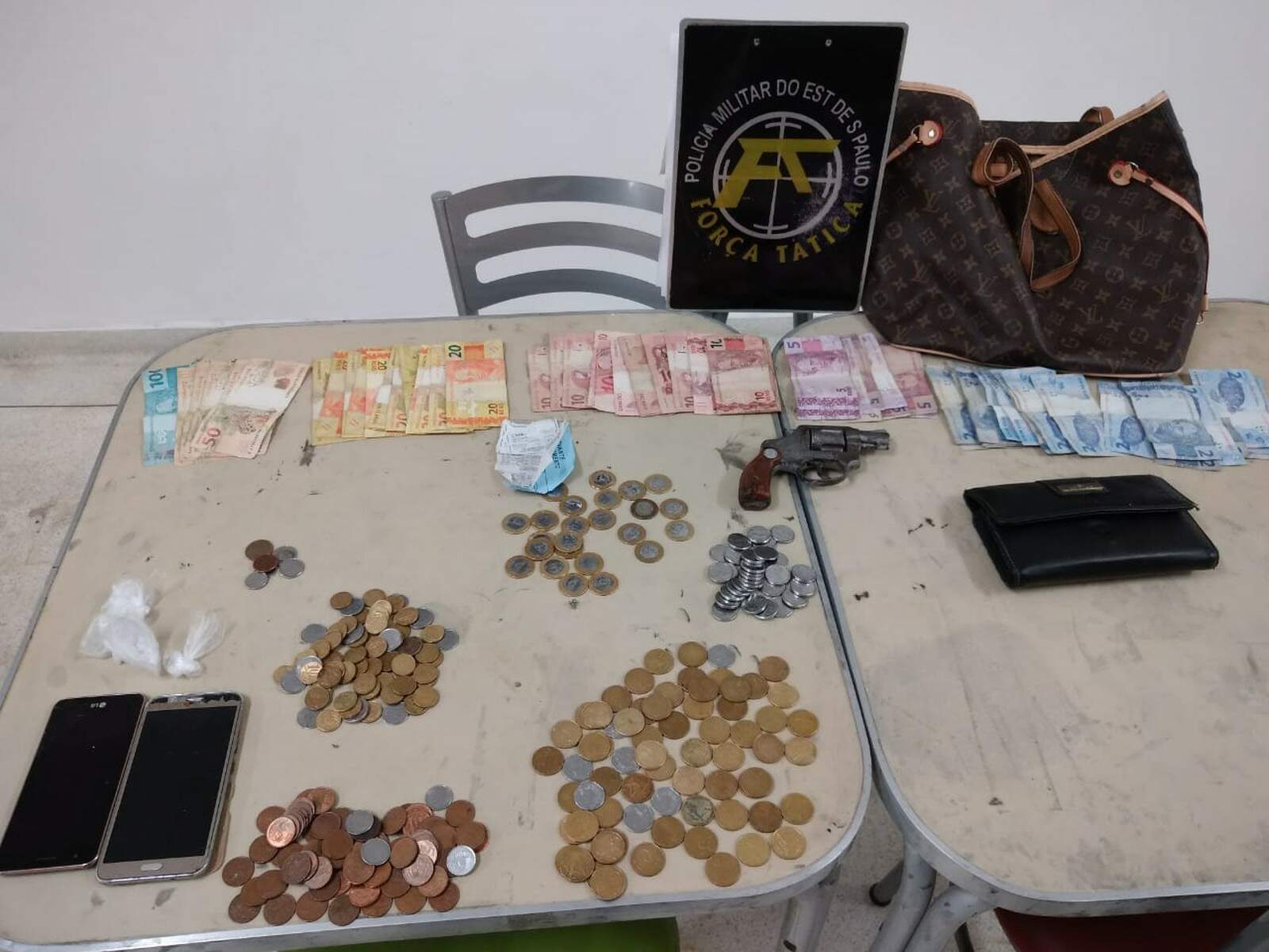 Dinheiro roubado do estabelecimento foi recuperado pela polícia 