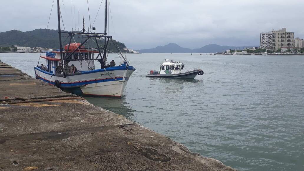 Embarcação de Santa Catarina e mais de 2 toneladas de camarão foram apreendidas