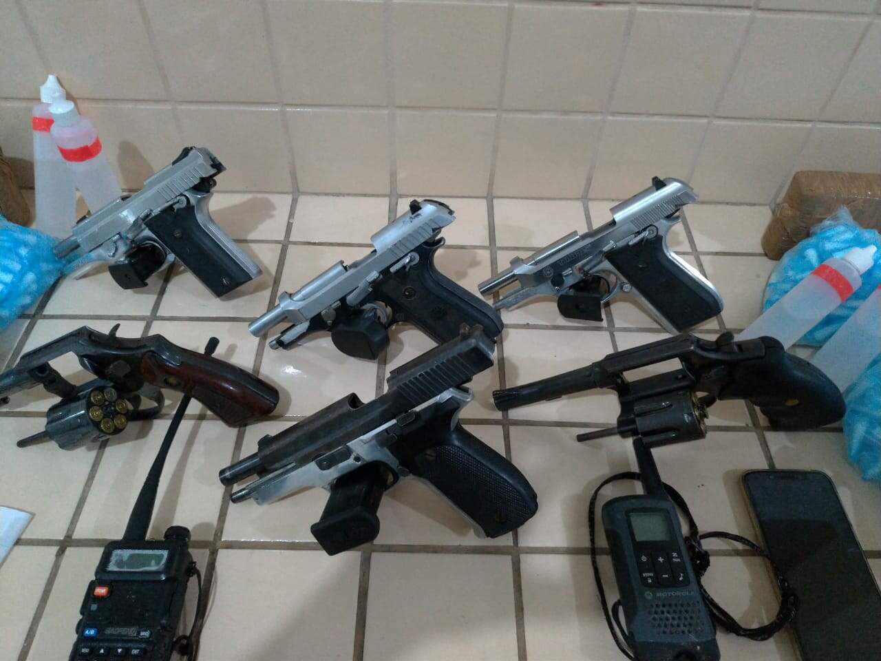 Foram apreendidas cinco armas de fogo com os suspeitos baleados