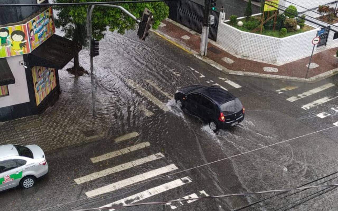 Cruzamento entre a Rua Goiás e Vahia de Abreu foi um dos pontos alagados neste domingo