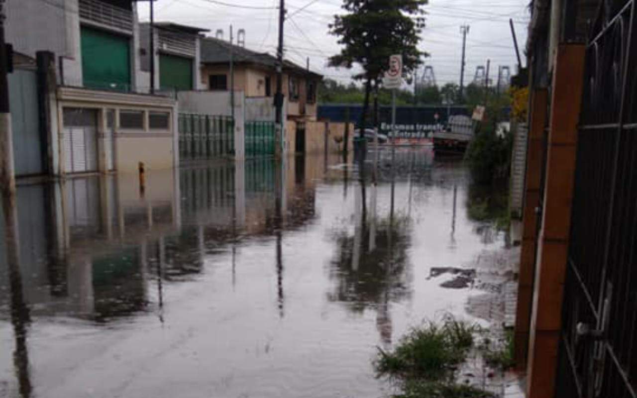 Moradora afirma que já chegou a perder móveis por conta de enchentes 