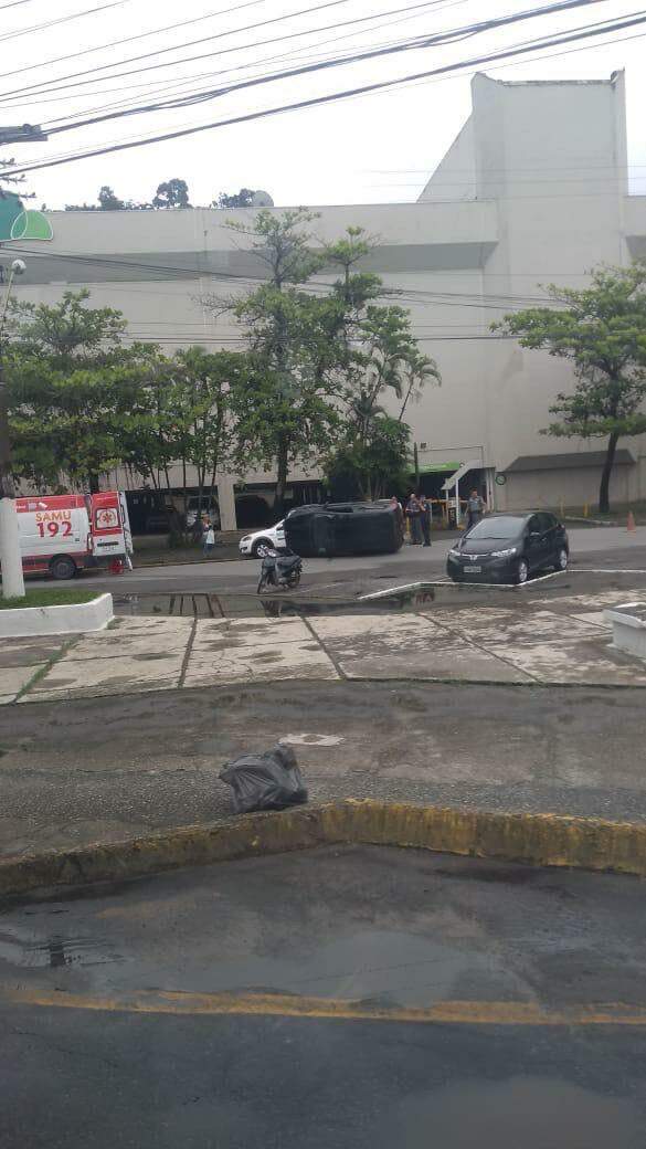 Veículo capotou na Rua Marivaldo Fernandes, na Enseada