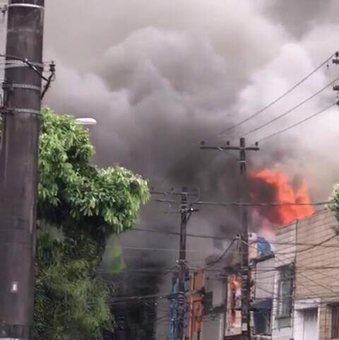 Incêndio atingiu um sobrado na Rua Comendador Martins, em Santos
