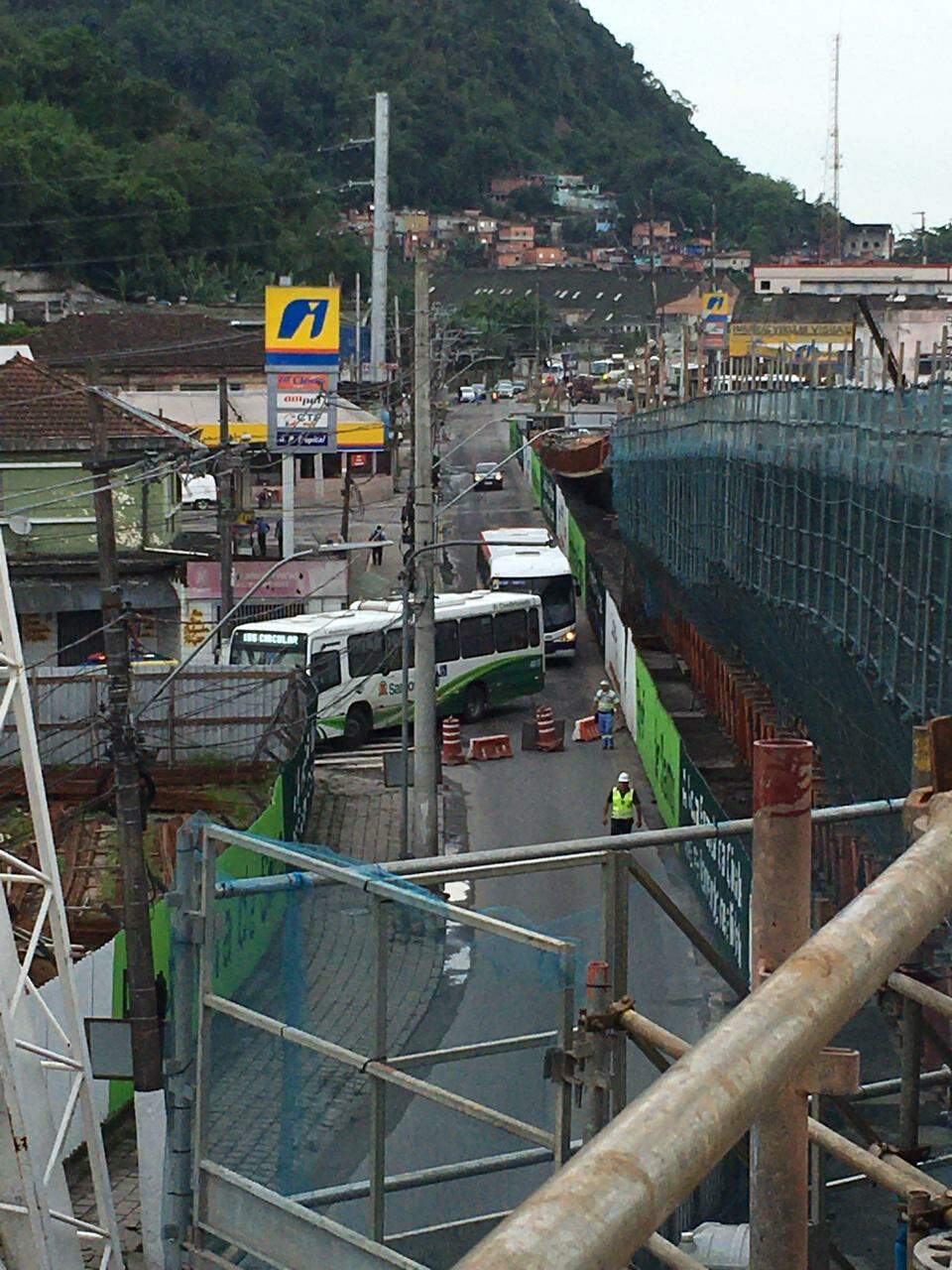 Desvios causaram trânsito na entrade de Santos 