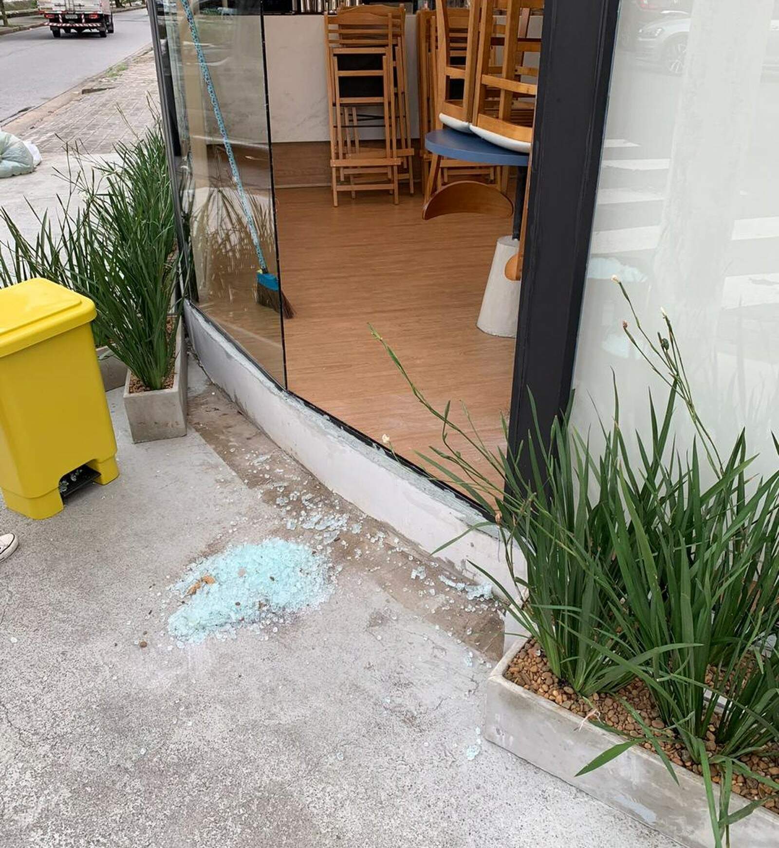 Bandidos quebraram portas de vidro para terem acesso à parte de dentro do restaurante 