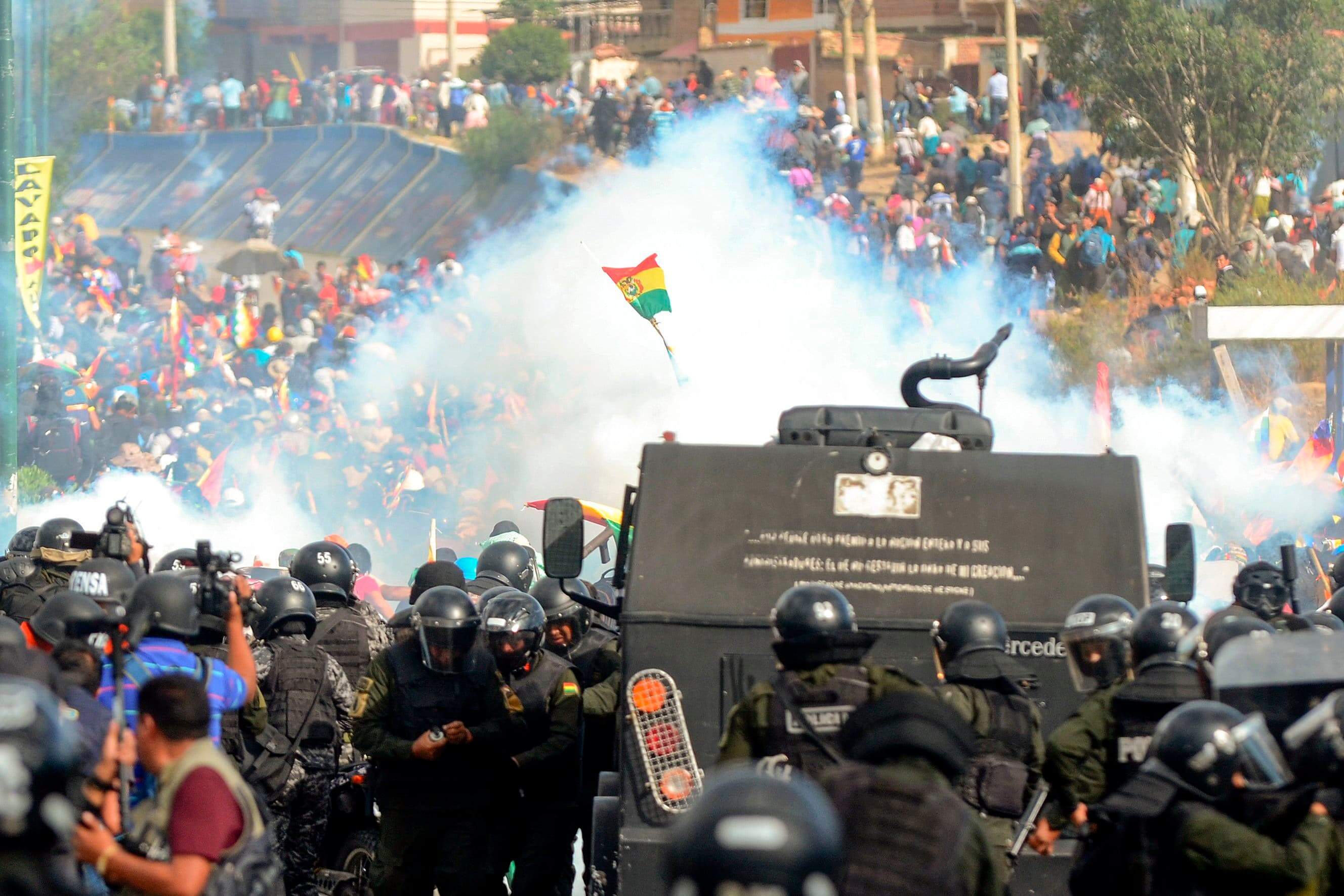 Forças Armadas contra uma marcha de apoiadores do ex-presidente Evo Morales