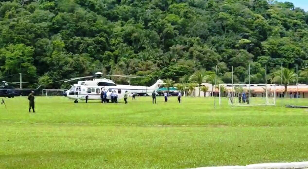 Bolsonaro embarcou no helicóptero presidencial dentro do Forte dos Andradas, em Guarujá