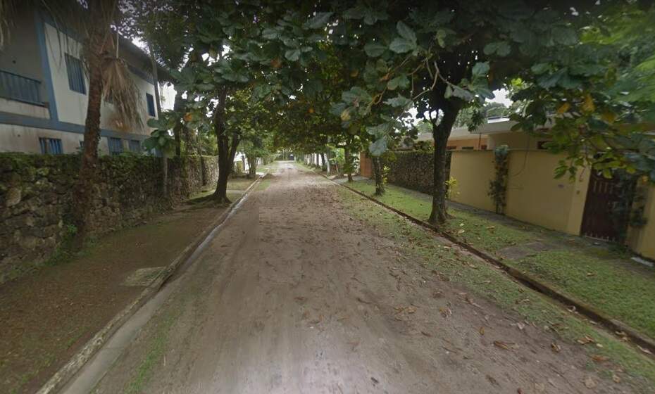Vítima foi socorrida por moradores na rua Zamboeiras, no bairro Pernambuco, em Guarujá 
