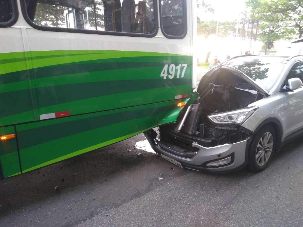 Idoso de 75 anos bateu carro na parte traseira de um ônibus municipal