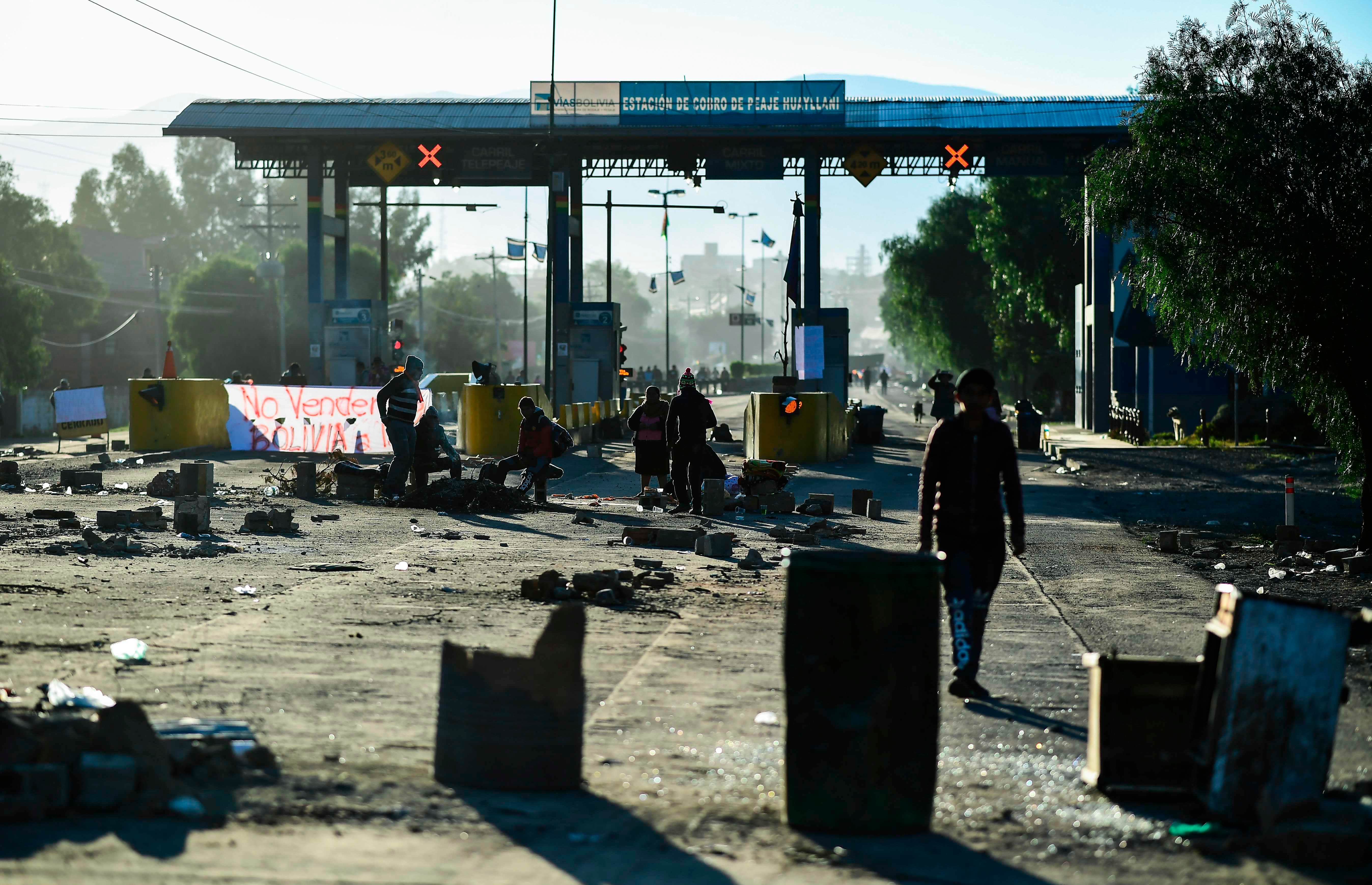 Estrada próximas de Sacaba, na região de Cochabamba, é bloqueada por manifestantes pró-Morales