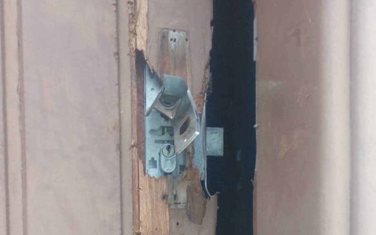 Bandidos quebraram fechadura de uma das portas da casa 