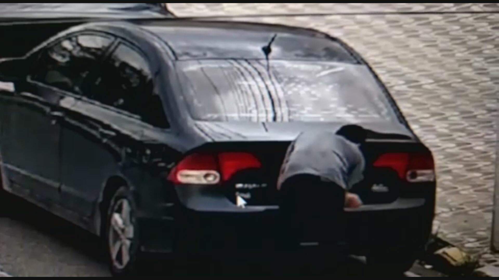 Câmeras flagraram motorista escondendo placa de veículo para não levar multa 