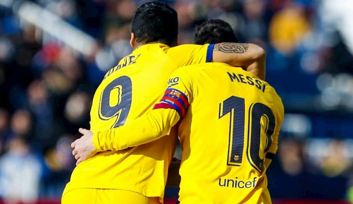No gol de empate, Messi cobrou falta da intermediária e achou Suárez livre