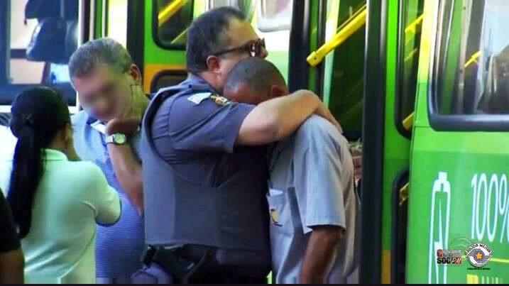 Após acidente, policial encontrou motorista muito abalado e decidiu consolá-lo