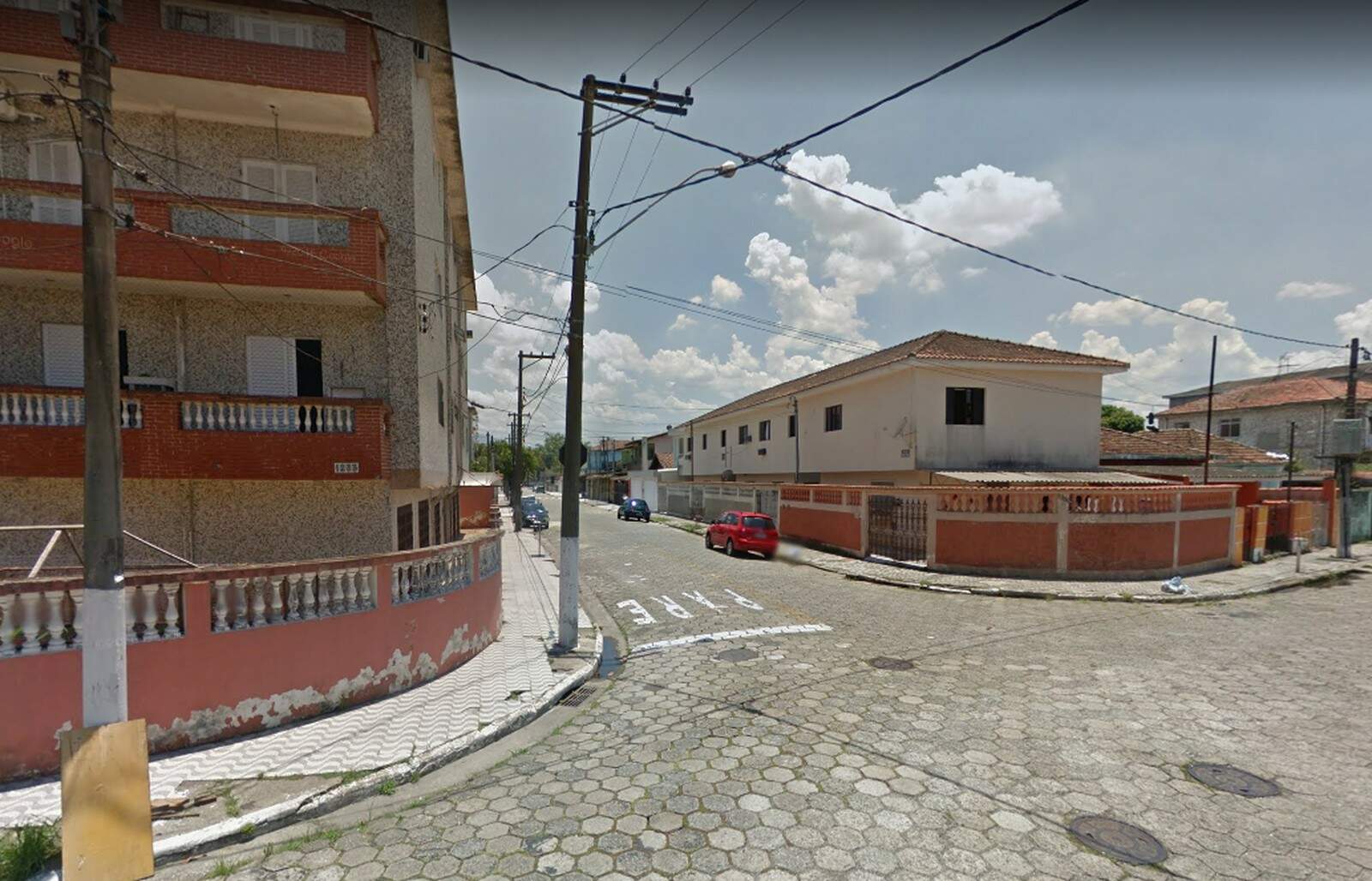 Vítima foi abordada por trio de assaltantes no bairro Jardim Casqueiro enquanto ia visitar amiga