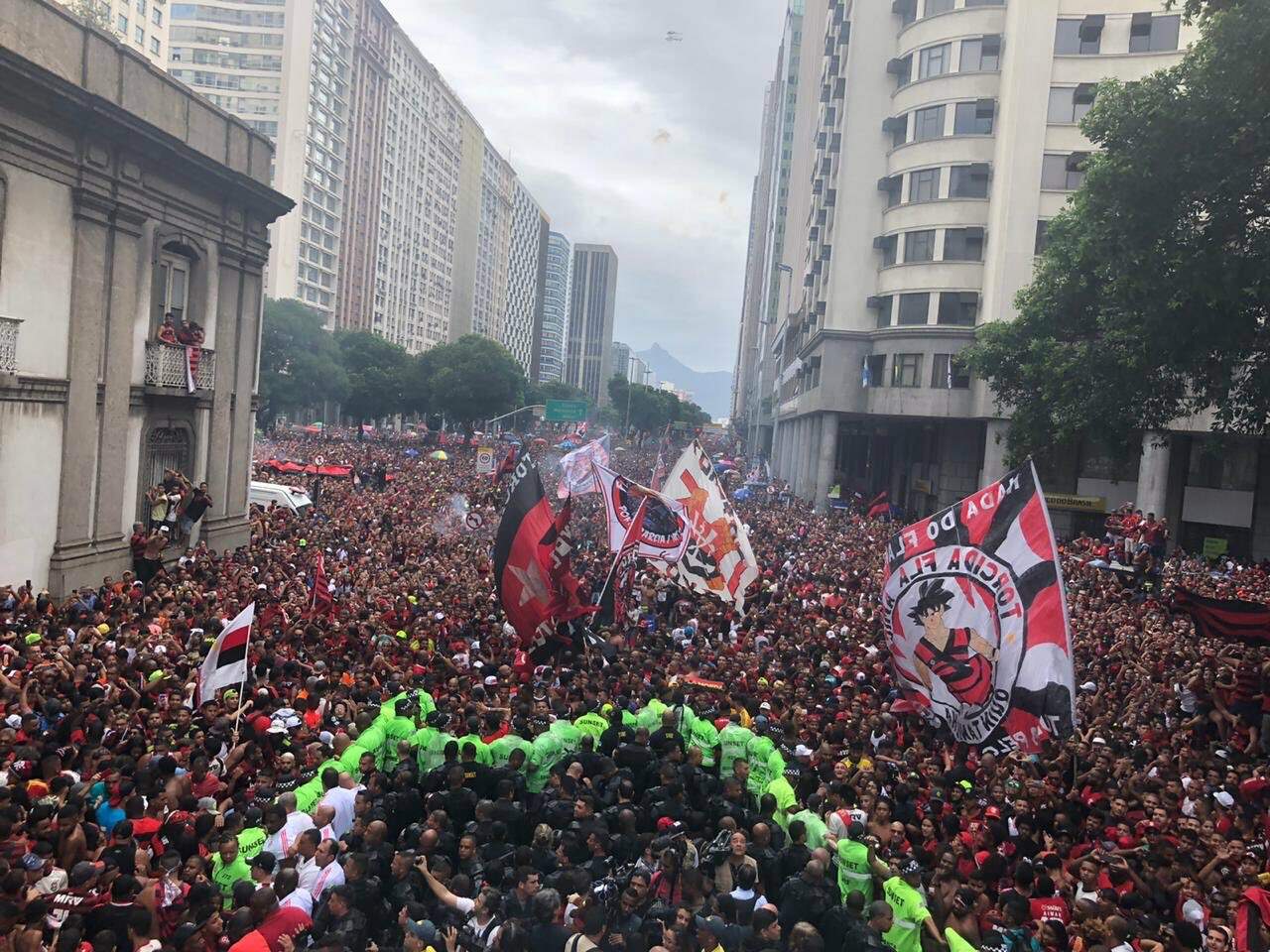 Torcida do Flamengo toma conta do Rio em celebração ao título da Libertadores