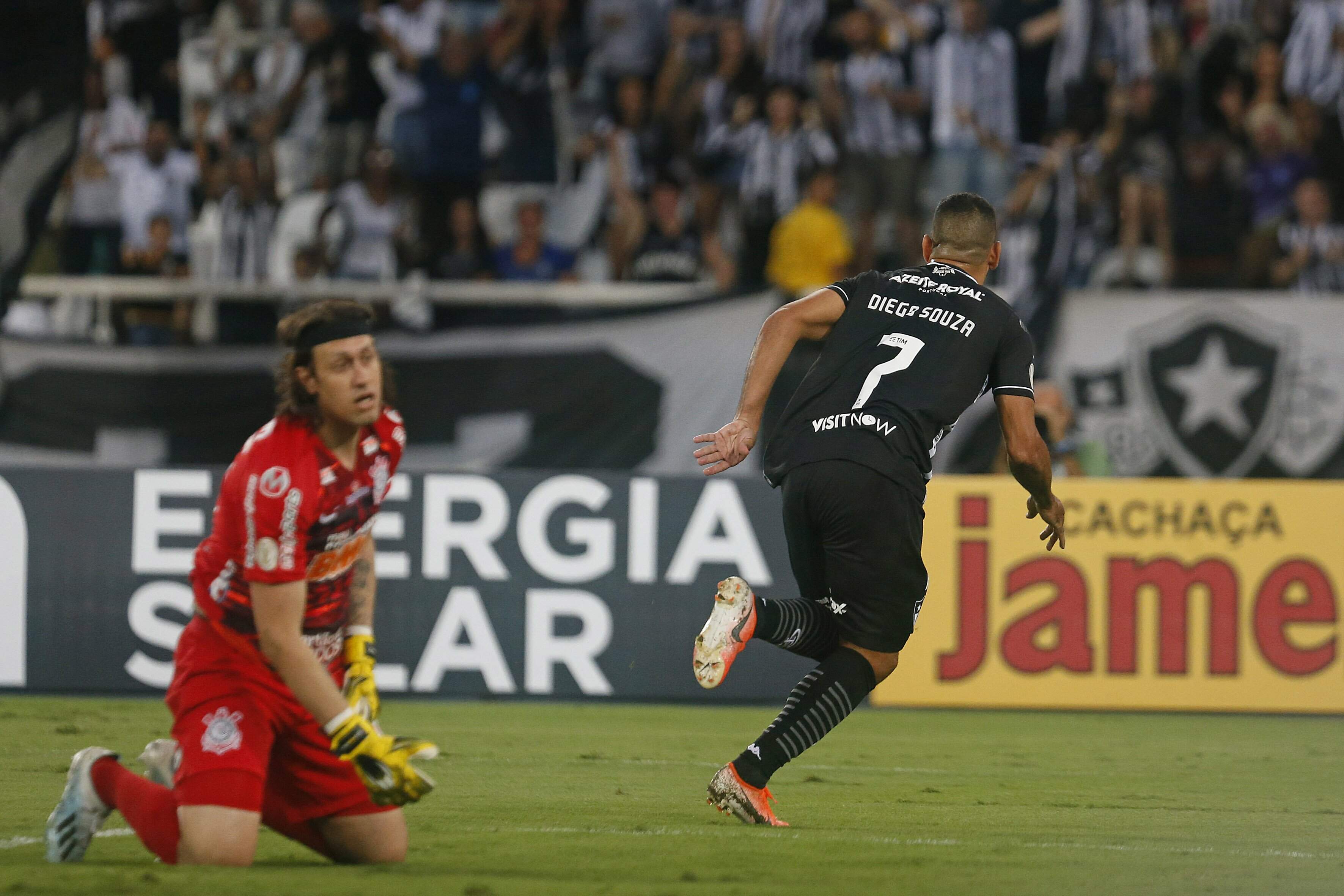 Diego Souza, ainda no primeiro tempo, marcou o gol da vitória.